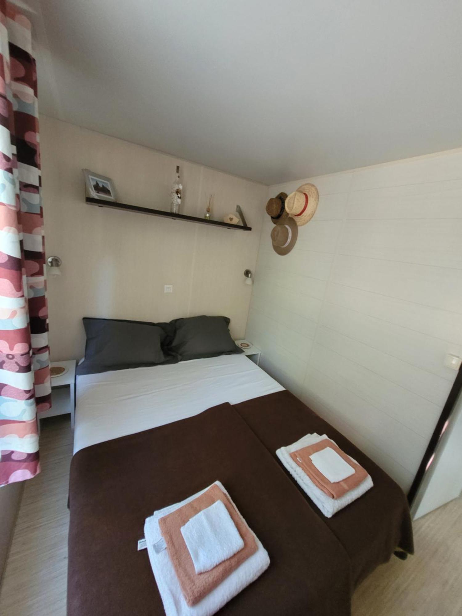Mobile-home hyeres var climatisé dans camping avec piscine jusqu'à 6 personnes Extérieur photo